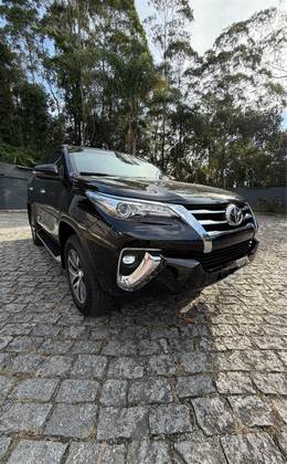 TOYOTA HILUX SW4 2.8 SRX 4X4 7 LUGARES 16V TURBO INTERCOOLER DIESEL 4P AUTOMÁTICO